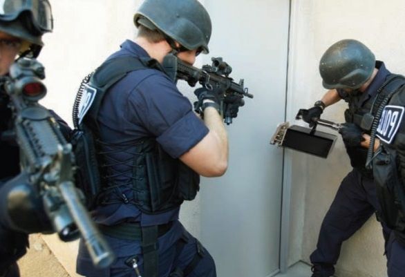 polizei-vor-der-tuer-2.jpg