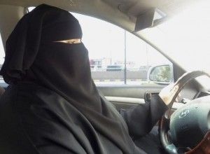 Fraue beim Auto fahren in Saudi Arabien